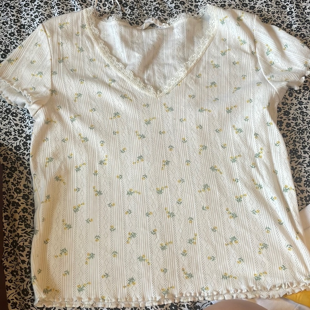 Flowery shirt size medium cropped very good condition